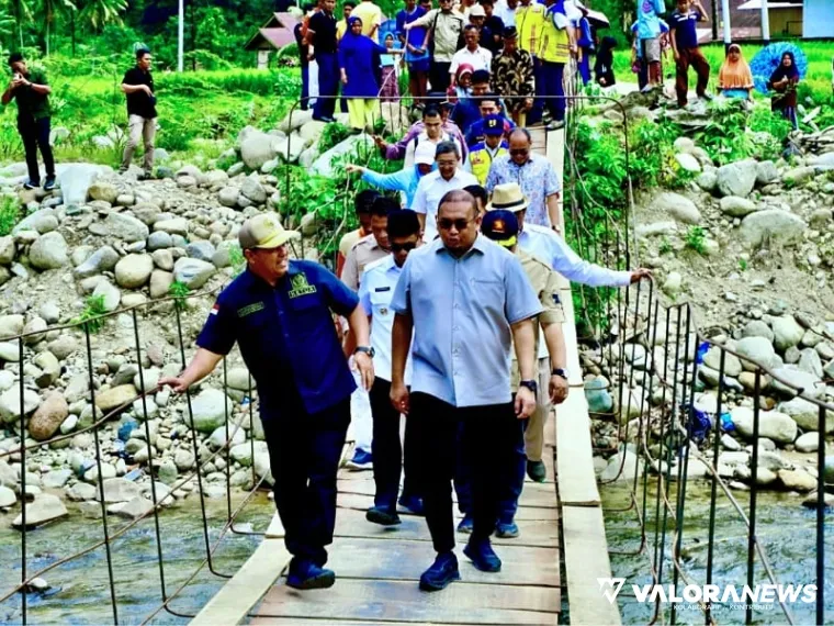 Wakil Ketua Komisi VI DPR RI Andre Rosiade, meninjau jembatan rusak di Nagari Koto Rawang, Kecamatan IV Jurai, Kabupaten Pesisir Selatan, Sumatera Barat, yang rusak akibat bencana pada 2024 lalu, Kamis (14/8/2025). FOTO: Istimewa