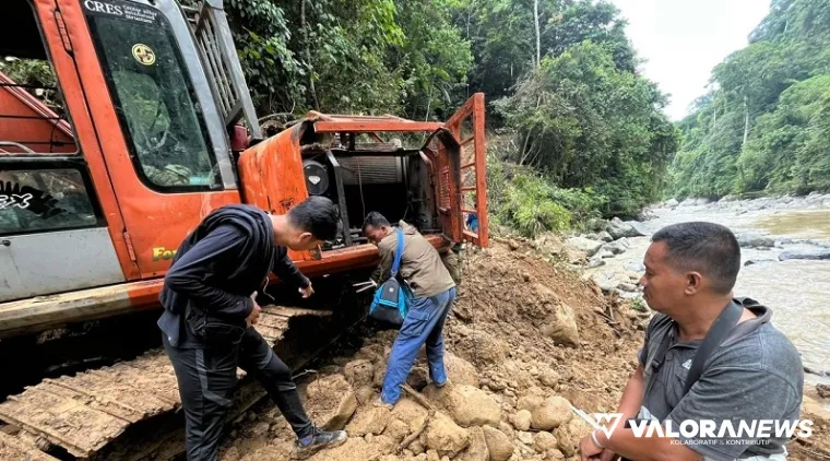 Tim gabungan Ditreskrimsus Polda Sumbar dan Satreskrimsus Polres Pasbar temukan alat berat dalam kondisi rusak di Batang Pasaman, Rabu lalu. (humas)