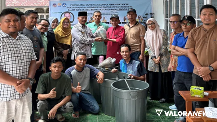 Foto bersama tim Pengabdian Kepada Masyarakat Departemen Pendidikan Non Formal FIP UNP, foto bersama usai kegiatan penyuluhan di Nagari Singguling, Kecamatan Lubuk Alung, Kamis. (istimewa)