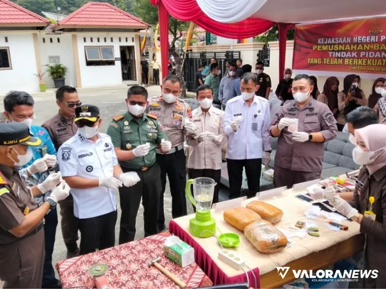 Kepala Kejaksaan Negeri Pesisir Selatan  Muhammad Jafli, SH, MH (Kanan), menjelaskan BB dimusnahkan kepada Wakil Bupati Risnaldi (Baju Putih), jelang pemusnahan barang bukti, di Kantor Kejari Pessel, di Painan, Kamis (21/8/2025). FOTO: tusrisep