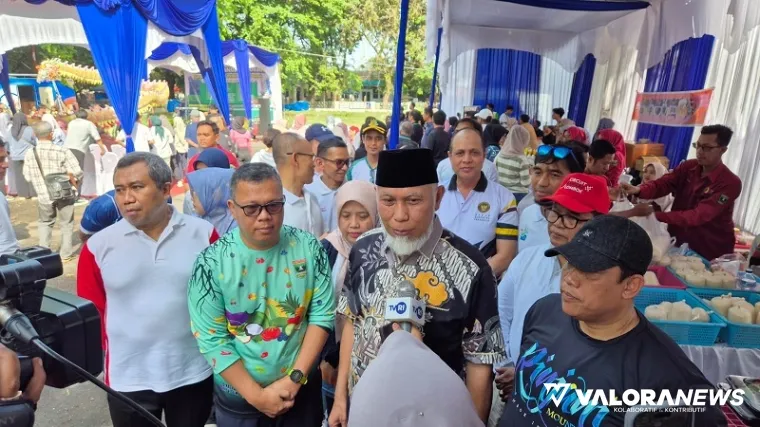 Gubernur Sumbar, Mahyeldi diwawancarai wartawan usai pembukaan Gerakan Pangan Murah yang digelar TVRI Sumatera Barat dalam rangka HUT ke-63 TVRI di Komplek GOR H. Agus Salim, Padang, Sabtu. (humas)