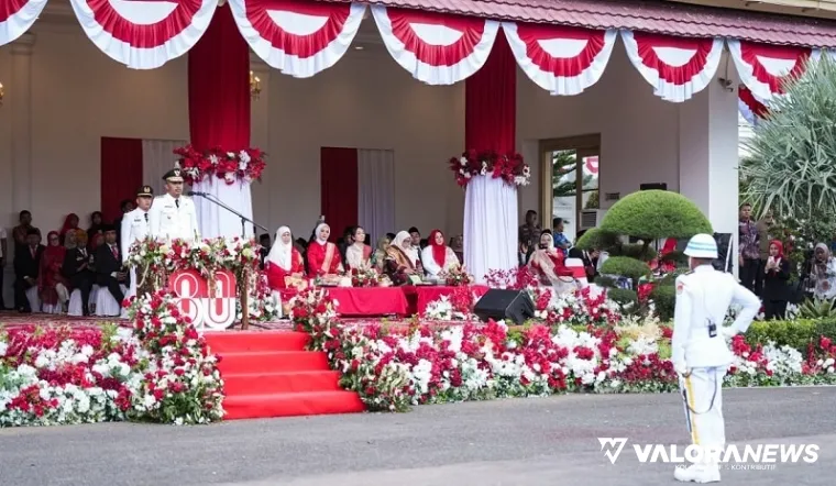 Wagub Sumbar, Vasko Ruseimy jadi pemimpin upacara penurunan bendera dalam rangka peringatan HUT ke-80 Kemerdekaan Republik Indonesia tingkat provinsi di Halaman Istana Gubernuran, Ahad sore. (humas)