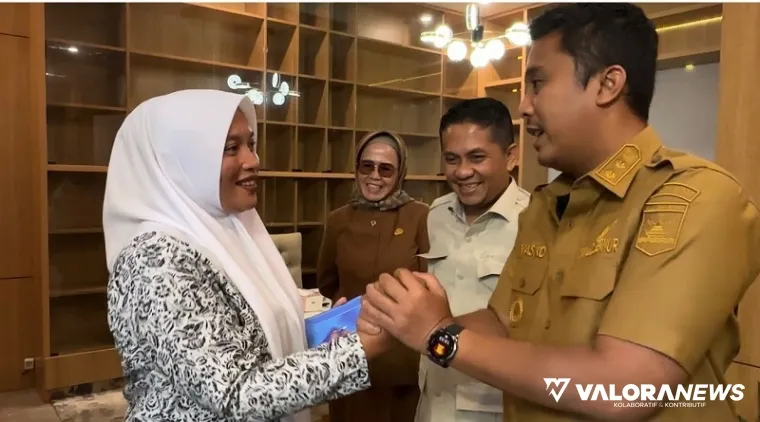 Wagub Sumbar, Vasko Ruseimy menerima Bidan Dona Lubis di ruang kerjanya, usai videonya viral di sosial media, Selasa. (humas)