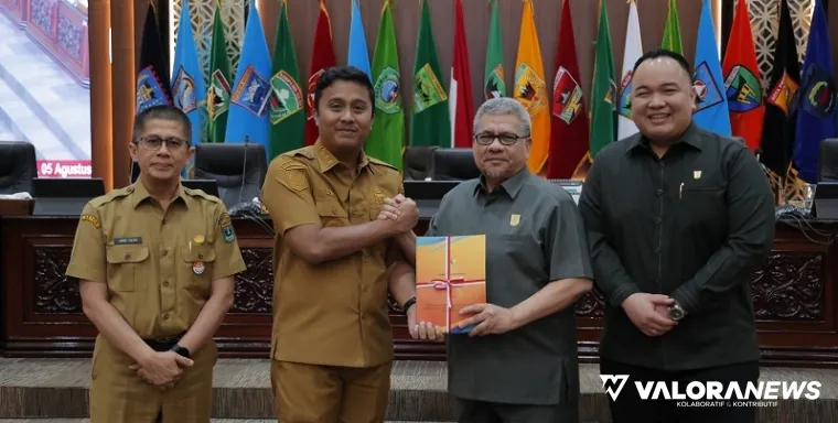 Wakil Gubernur Sumbar, Vasko Ruseimy serahkan nota pengantar Ranperda Perubahan APBD 2025 pada rapat paripurna, Selasa. (humas)