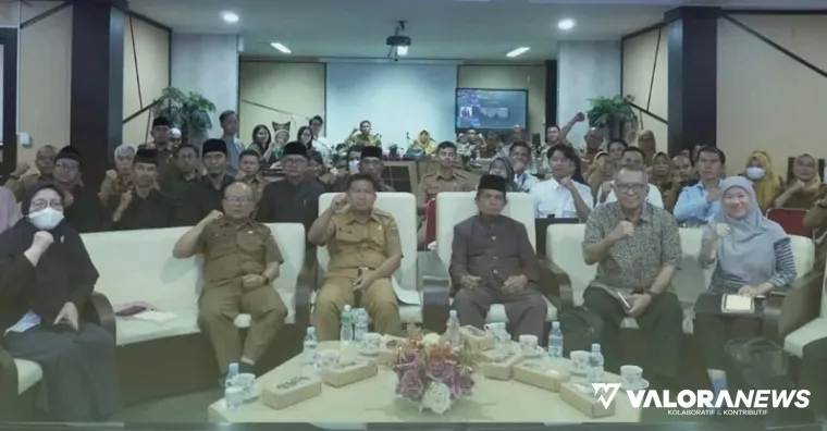 Wako Bukittinggi, Ramlan Nurmatias ikuti rapat secara daring tentang Perencanaan Kota Terpadu di Sumatera dan Kalimantan, Senin. (humas)