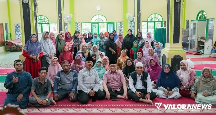 Ketua DPRD Sumbar, Muhidi foto bersama dengan perwakilan warga Kelurahan Koto Lua, Kecamatan Pauh, yang mengikuti agenda reses perorangan di Mushola Nurul Anhar, Senin. (humas)