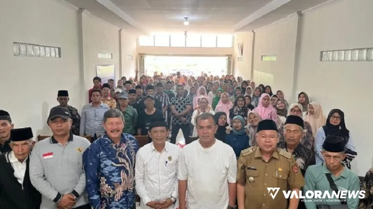 Anggota DPRD Sumbar, Ridwan Dt Tumbijo foto bersama dengan warga Nagari Matua Mudiak kecamatan Matua, saat reses perorangan, Selasa. (humas)