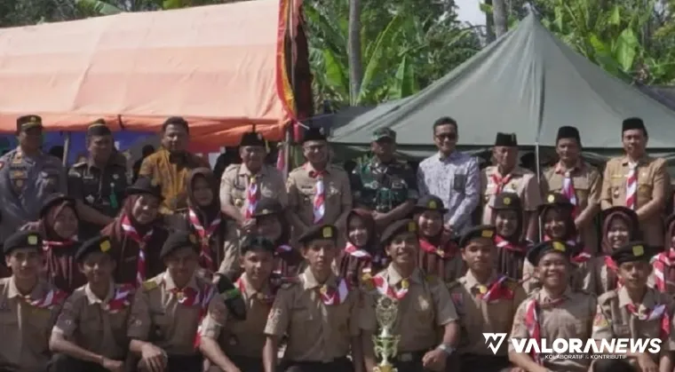 Wawako Bukittinggi, Ibnu Azis foto bersama dengan pembina pramuka usai peringatan Hari Pramuka ke-64 Tahun 2025, di Bumi Perkemahan Pramuka Bukit Apit, Kamis. (humas)