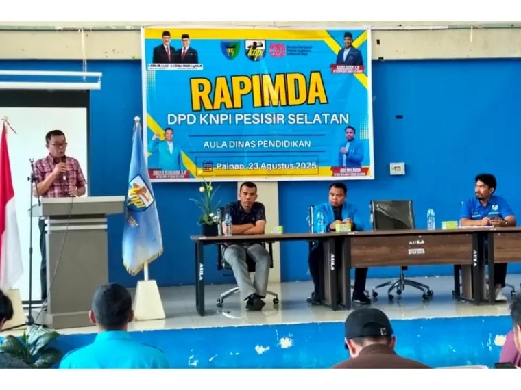 Suhendri, Kadis Parpora Pessel, di Rapimda ke - XV, di Gedung Pertemuan Kantor Dinas Pendidikan & Kebudayaan setempat, di Painan, Kecamatan IV Jurai, Sabtu (23/8/2025). FOTO: tusrisep