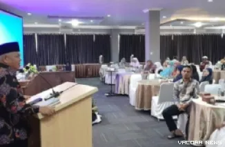 Anggota DPRD Sumbar, Nurfirmanwansyah memberikan arahan pada kegiatan Bimtek yang didukung Dinas P3AP2KP Sumbar di Kot Solok. (humas)