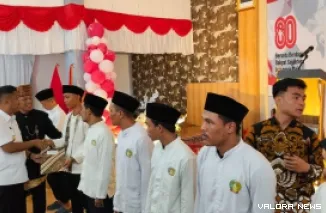 Wakil Gubernur Sumatera Barat, Vasco Ruseimy menyerahkan secara simbolis remisi kepada perwakilan warga binaan di Lapas Kelas IIA Padang, Ahad. (vebi rikiyanto)