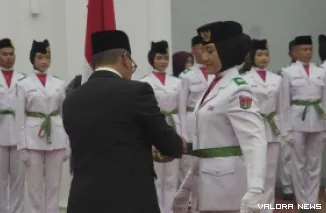 Wali Kota Bukittinggi, Ramlan Nurmatias memasangkan selempang pada perwakilan Paskibra yang akan bertugas di Lapangan Kantin 17 Agustus 2025 pada malam pengukuhan di Balairung Rumah Dinas Wako, Jumat. (humas)