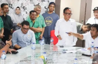 Wakil Menteri Ketenagakerjaan (Wamenaker) RI, Immanuel Ebenezer dan Wakil Gubernur Sumatera Barat (Wagub Sumbar), Vasko Ruseimy dengarkan keluhan pekerja yang tak dibayar gajinya, Kamis. (humas)