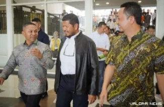 Gubernur Riau, Abdul Wahid mendampingi anggota Komisi V DPR RI, Lasarus, ke ruas Jalan Tol Trans-Sumatera Pekanbaru--Dumai KM 45, Kamis. (humas)