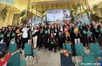 Peserta Safari Gerakan Memasyarakatkan Makan Ikan (Gemar Ikan) Desa Matotonan, Kecamatan Siberut Selatan, Kabupaten Kepulauan Mentawai, foto bersama usai sosialisasi yang digelar di Balai Desa Matotonan, Jumat. (istimewa)