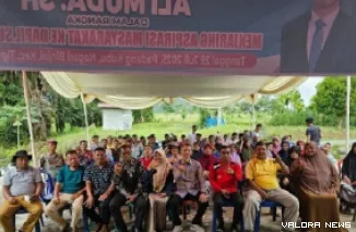 Anggota DPRD Sumatera Barat, Ali Muda foto bersama masyarakat usai kegiataan reses perorangan di Jorong Padang Kubu, Kenagarian Binjai, Kecamatan Tigo Nagari, Pasaman, Selasa. (humas)