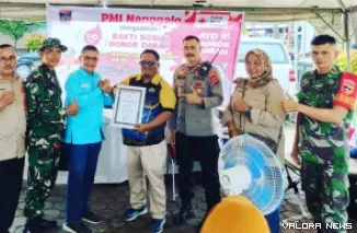 Camat Nanggalo, Amrizal Rengganis terima penghargaan dari Ketua PMI Padang, Zulhardi Z Latif usai pelaksanan donor darah di kantor kecamatan itu, Rabu. (humas)