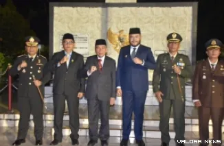 Wako Padang, Fadly Amran, Maigus Nasir (Wawako), Mastilizal Aye (Wakil Ketua DPRD) dan Forkopimda, poto bersama usai Apel Kehormatan dan Renungan Suci jelang Upacara HUT ke-80 RI, di TMP Kuranji, Ahad dini hari. (humas)