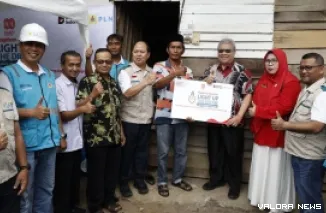Ketua DPRD Sumbar, Muhidi bersama General Manager PLN UID Sumbar, Ajrun Karim meresmikan rumah yang dipasangi listrik gratis melalui program Light Up The Dream (LUTD), di Kelurahan Ulak Karang Selatan, Rabu. (humas)