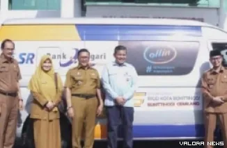 Wako Bukittinggi, Ramlan Nurmatias terima bantuan CSR dari Bank Nagari berupa 1 unit mobil yang akan digunakan untuk program jemput dan antar pasien ke rumah sakit, usai apel Senin pagi. (hamriadi)