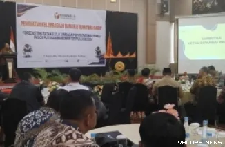 Ketua Bawaslu Sumbar, Alni memberikan sambutan pada kegiatan Forecasting Tata Kelola Lembaga Penyelenggara Pemilu Pasca Putusan Mahkamah Konstitusi tentang Pemisahan Pemilu di Bukittinggi, Senin. (hamriadi)