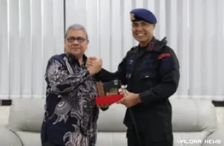 Ketua DPRD Sumbar, Muhidi bertukar cendramata dengan Dansat Brimob Polda Sumbar, Kombes Pol Lukman SD Malik, pada pertemuan silaturahmi, Jumat. (humas)