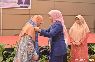 Ketua Umum BKOW Sumbar, Dianita Maulin Vasko kalungkan selendang selamat datang pada Ketua TP-PKK, Harneli Bahar pada, Rakor ini menghadirkan 61 organisasi perempuan, di Padang, Rabu. (humas)