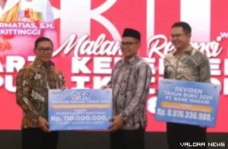 Wako Bukittinggi, Ramlan Nurmatias menerima secara simbolis bantuan CSR dari Bank Nagari pada malam resepsi Hari HUT ke-80 RI di Balairung Rumah Dinas Wali Kota Bukittinggi, Ahad. (humas)