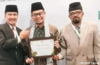 Wawako Bukittinggi, Ibnu Azis bersama pimpinan Baznas Bukittinggi, Yasrul dan YG Dt Alang Batuah usai terima penghargaan Baznas Award tahun 2025, di Jakarta, Kamis. (humas)