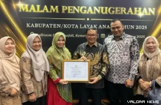 Wali Kota Bukittinggi, Ramlan Nurmatias didampingi Kepala DP3APPKB, Nauli Handayani dan sejumlah staf, foto bersama usai menerima penghargaan Kota Layak Anak Kategori Nindya di auditorium KH M Rasjidi, Kementerian Agama RI, Jakarta Pusat, Jumat. (humas)