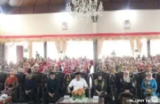 Wali Kota Bukittinggi. Ramlan Nurmatias foto bersama dengan peserta Peningkatan Kapasitas Pengumpulan Bundo Kanduang Minangkabau, di Istana Bung Hatta, Kamis. (humas)