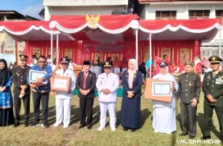 Camat Nanggalo, Amrial Rengganis bersama Osman Ayub (Wakil Ketua DPRD Padang) beserta sejumlah staf, foto bersama dengan lurah yang jadi pemenang lomba administrasi kelurahan dan kebersihan kantor, usai upacara HUT ke-80 RI, Ahad. (humas)