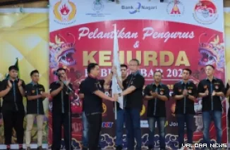 Anggota Komisi II DPRD Padang, Christian Rudi Kurniawan (berkacamata) menerima pataka FOBI usai pelantikan di GOR HTT Padang, Sabtu. (humas)