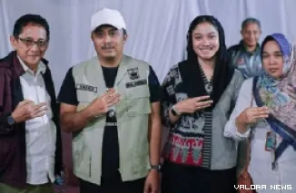 Wagub Sumbar, Vasko Ruseimy didampingi Annisa Suci Ramadhani (bupati Dharmsraya) dan jajaran, pada peluncuran program Penataan Kawasan dan Sanitasi di di halaman Kantor Wali Nagari IV Koto Pulau Punjung, Senin malam (29/7/2025). (humas)