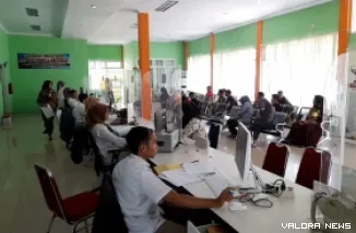 Masyarakat Pasbar tengah dilayani petugas dalam pengurusan dokumen kependudukan. (robbi irwan)