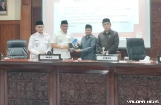 Ketua DPRD Bukittinggi, Syaiful Efendi serahkan nota kesepakatan Ranperda Perubahan KUA PPAS 2025 pada Wako Bukittinggi, Ramlan Nurmatias, dalam rapat paripurna, Kamis. (hamriadi)
