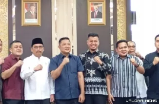 Kepala Sub Bagian (Kasubag) Humas dan Protokoler Sekretariat DPRD Sumbar, Dahrul Idris foto bersama Ketua DPRD Dharmasraya, Jemi Hendra dan anggota lainnya, pada kunjungan kerja, Jumat. (humas)