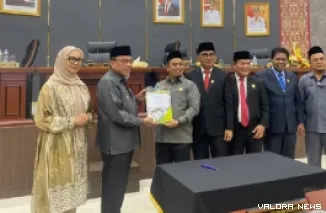 Ketua DPRD Padang, Muharlion didampingi para wakil ketua, serahkan nota kesepakatan KUA PPAS Tahun 2026 pada Wawako Padang, Maigus Nasir usai rapat paripurna, Jumat. (humas)