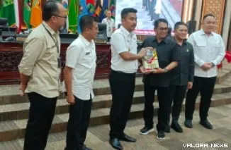 Wakil Ketua DPRD Sumbar, Evi Yandri Rajo Budiman menyerahkan laporan hasil reses anggota DPRD yang digelar tanggal 25-31 Juli 2025 ke Wagub Sumbar, Vasko Ruseimy pada sidang paripurna, Rabu siang. (humas)