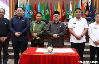 Ketua DPRD Sumbar, Muhidi didampingi para wakil ketua dan Vasko Ruseimy (Wagub), foto bersama usai penutupan rapat paripurna, Jumat. (humas)