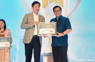 Baznas RI yang diwakili Komisioner Bidang Pengumpulan, H Rizaludin Kurniawan menerima penghargaan Top Brand Award 2025, di Jimbaran Bali, Selasa malam. (istimewa)