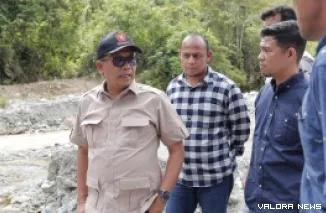 Wakil Ketua DPRD Sumbar, Evi Yandri dampingi utusan khusus Mensesneg, Masrul melakukan survei lokasi pembangunan jembatan di Nagari Cubadak Barat, Selasa.  (humas)