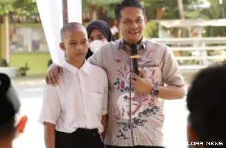 Wakil Ketua DPRD Sumbar, Evi Yandri Rajo Budiman bersama salah seorang penyintas narkoba jenis sabu, Vero pada agenda sosialisasi Perda Sumatera Barat No 9 Tahun 2018 di SMAN 5 Padang, Senin. (humas)