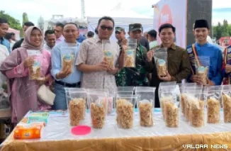 Anggota DPRD Sumbar, Ade Putra di antara produk UMKM yang ditampilkan pada Festival Rang Mudo Tali Tigo Sapilin di Pasbar, Sabtu. (humas)