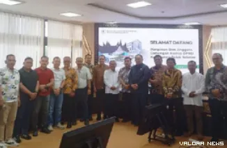 Anggota Bamus DPRD Sumbar, Muzli M Nur menerima kunjungan kerja pimpinan dan anggota gabungan komisi DPRD Solok Selatan, Jumat. (humas)