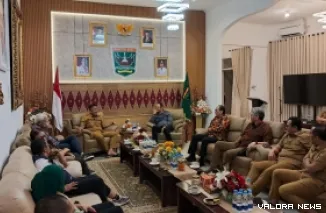 Wagub Sumbar, Vasko Ruseimy menerima kunungan Bupati Sijunjung, Benny Dwifa dan rombongan di ruang temu Wagub, Senin. (humas)