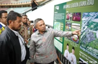 Gubernur Riau, Abdul Wahid mendampingi Wakil Ketua Komisi V DPR RI, Roberth Rouw dan anggota Komisi V, Syahrul Aidi Maazat saat kunjungan kerja ke Bumi Lancang Kuning, Kamis. (humas)