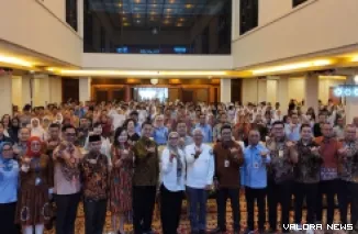 Kepala Kantor OJK Sumbar, Roni Nazra bersama Kepala Disperindag Sumbar, Novrial serta perwakilan perbankan serta jajaran, foto bersama dengan peserta literasi keuangan bertemakan; Cerdas Menabung untuk Indonesia Emas dan Gemilang, Rabu. (veby rrikiyanto)