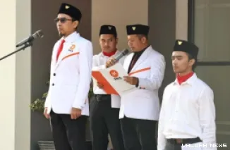 Ketua DPW PKS Sumbar, Ulyadi jadi inspektur upacar HUT RI ke-80 di halaman kantor partai, kawasan Muaro Penjalinan, Padang, Ahad pagi. (humas)