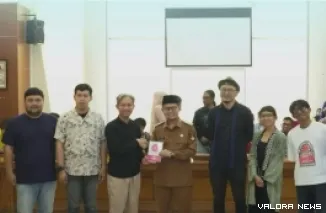 Wawako Bukittinggi, Ibnu Aziz foto bersama usai pembukaan Dialog Kota Kreatif bersama ICCN dan para pelaku jejaring kreatif dari berbagai daerah di Aula Balai Kota Bukittinggi, Senin. (humas)